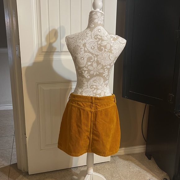 Corduroy Arizona Jeans Mini skirt, golden color, sz 11 - Picture 3 of 6